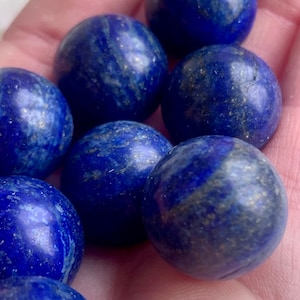 Puede incluir: Una colección de siete esferas lisas y redondas de lapislázuli azul.