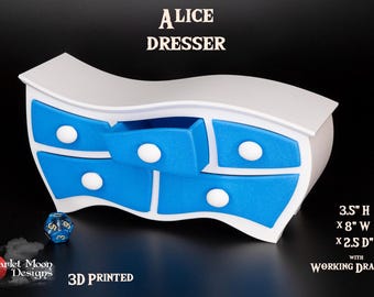 Könnte beinhalten: Eine weiße Kommode mit blauen Schubladen und weißen Knöpfen. Die Kommode ist 8,9 cm hoch, 20,3 cm breit und 6,4 cm tief. Sie hat funktionierende Schubladen und ist 3D-gedruckt.