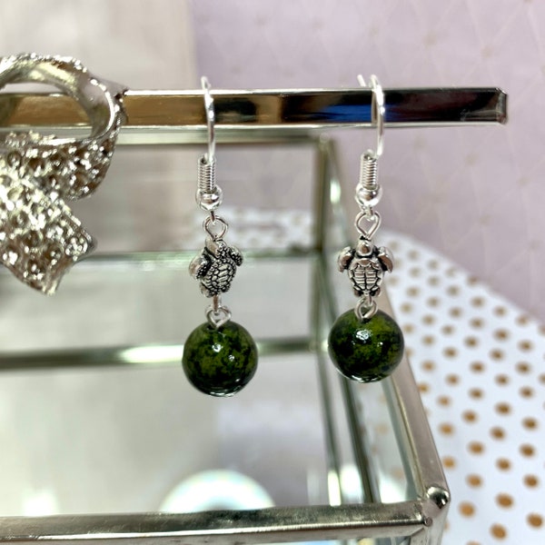 Silver plated sea turtle charms and green quartz earrings, stainless steel  - handmade, great gift, aquarist gift. Elven jewelry