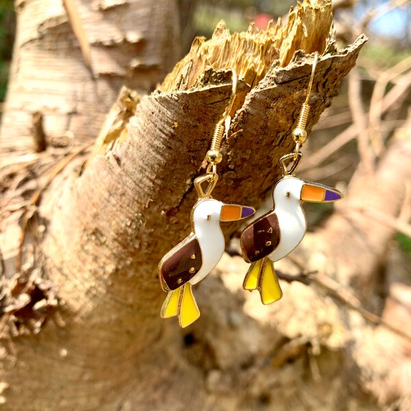 Toucan earrings - handmade jewelry, enamel & metal charm on gold plated earrings. Toucanet earrings, aracari earrings, aviculturist gift