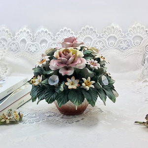 手作りの美しい磁器の花のバスケット カポディモンテスタイル フラワー ヴィンテージ
