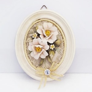 Handgemachter Capodimonte Stil Porzellan Blumenstrauß mit Spitze und gewebt in ovalem Rahmen Wandtafel für Hochzeit / Dekoration / Geschenk