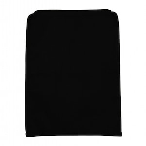 Könnte beinhalten: Eine schwarze Stoffbörse mit gefaltetem Design.