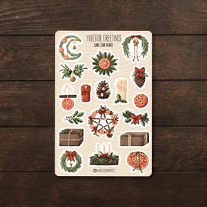 Pu&ograve; includere: Un foglio di adesivi con una variet&agrave; di illustrazioni a tema natalizio, tra cui ghirlande, candele, stelle e regali. Gli adesivi sono in uno stile rustico scuro con una combinazione di colori marrone e verde. Il testo "Yuletide Greetings Dark Star Prints" &egrave; in cima al foglio.