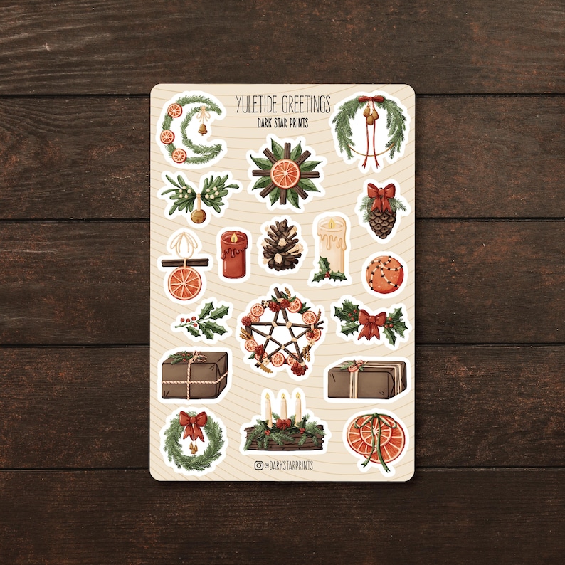 Pu&ograve; includere: Un foglio di adesivi con una variet&agrave; di illustrazioni a tema natalizio, tra cui ghirlande, candele, stelle e regali. Gli adesivi sono in uno stile rustico scuro con una combinazione di colori marrone e verde. Il testo "Yuletide Greetings Dark Star Prints" &egrave; in cima al foglio.