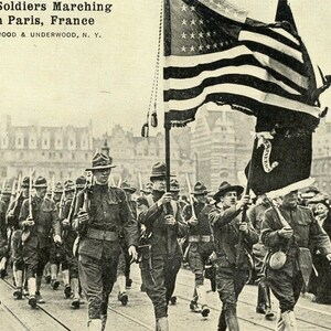 Postal: Vista temprana de soldados estadounidenses marchando por París, Francia. K4
