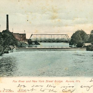 Carte postale ancienne Vue de la rivière Fox et du pont de New York Street à Aurora, Illinois.  A2