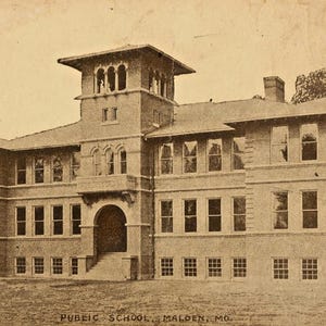 Cartão postal Vista antiga da escola pública em Malden, MO. K2
