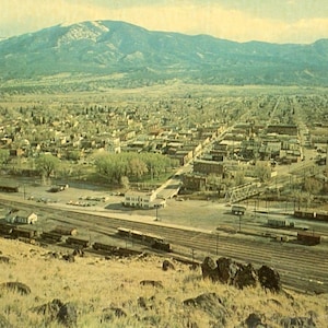 Vista panoramica da cartolina di Salida, Colorado, sul fiume Arkansas. W5