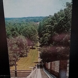 Cartoline con slittino nel parco statale di Pokagon ad Angola, Indiana