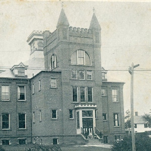 Cartão postal com vista antiga da Escola de Gramática Elmwood em Holyoke, Massachusetts. Ano 2