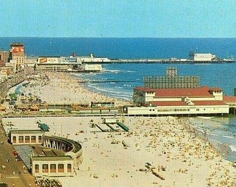 Cartão postal Vista aérea do calçadão e da praia em Atlantic City, NJ. N6