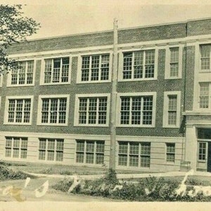 Ansichtkaart Antieke RPPC Uitzicht op de middelbare school in Elvira, IA. AA2