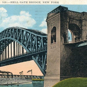 Op de afbeelding: Vintage ansichtkaart met de Hell Gate Bridge in New York. De brug is een stalen boogbrug in donkerblauw. De ansichtkaart heeft een klassieke uitstraling. Een boot vaart onder de brug door en de lucht is lichtblauw met pluizige wolken.