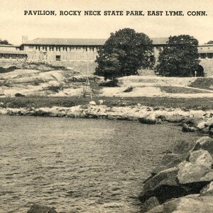 Postkarte mit Blick auf den Pavillon im Rocky Neck State Park, East Lyme, CT. L9