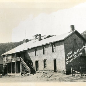 Ansichtkaart RPPC Uitzicht op Old Court House in Lincoln County, New Mexico. kat
