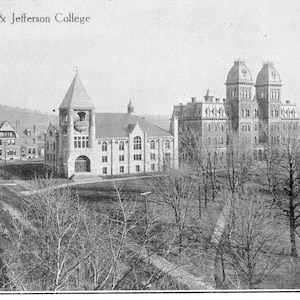 Cartão postal antigo com vista do Washington & Jefferson College, Washington, PA. P5