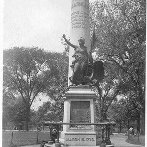 Peut inclure: Photographie en noir et blanc du monument Crispus Attucks à Boston. Le monument présente une structure haute en forme de colonne avec des noms inscrits, surmontée d'une forme conique. Une statue d'une femme tenant une chaîne et un drapeau se dresse sur un piédestal.