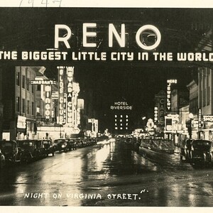 Carte postale RPPC Night View de Virginia Street à Reno, NV. S6