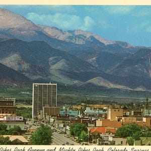 Vista panoramica da cartolina di Pikes Peak Avenue e Pikes Peak, Colorado Springs, CO