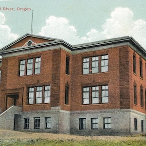 Cartão postal - Vista inicial da escola secundária em Hood River, OR. Z9
