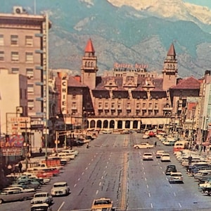 Postkarte aus der Vogelperspektive auf die Pikes Peak Allee, Colorado Springs, CO. X1