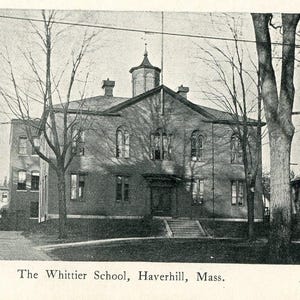 Cartão postal com vista antiga da Escola Whittier em Haverhill, Massachusetts. K5