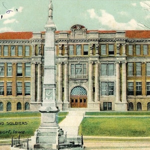 Cartão postal: Vista inicial da escola secundária e do monumento ao soldado em Davenport, IA. K7