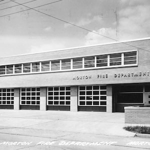 Carte postale RPPC Vue du bâtiment des pompiers de Morton, Morton, Illinois. P4