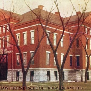 Cartão postal: Vista inicial da Escola Hawthorn em Rock Island, Illinois. K2