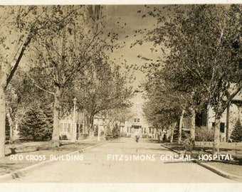 Cartão postal RPPC Vista do Edifício da Cruz Vermelha e do Hospital Fitzsimons, Auroroa, CO.