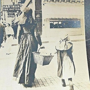 Cartão postal RPPC Amish Mãe e Filha na Rua Pensilvânia. W8