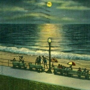 Vue de carte postale du clair de lune sur l’océan à Virginia Beach, VA. P1