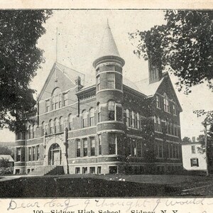 Cartão postal com vista antiga da Sidney High School em Sidney, Nova York. K2