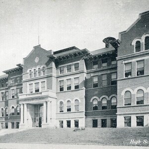 Cartão postal RPPC vista da escola secundária em Kewanee, IL. aa6