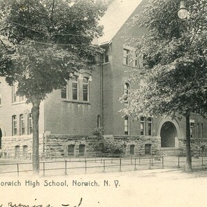Cartão postal com vista antiga da Norwich High School em Norwich, Nova York. K3
