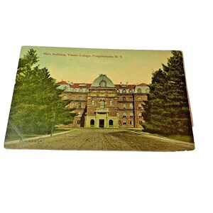 Postkarte der frühen Ansicht des Hauptgebäudes, Vassar College, Poughkeepsie, NY. L5