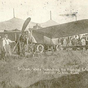Carte postale L'aviateur britannique Graham-White inspecte l'avion avant le vol. P5