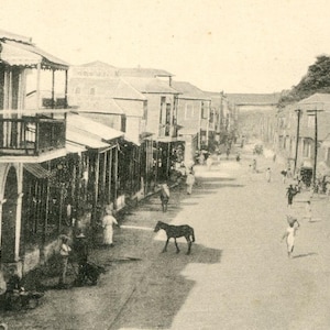 Cartão postal: Vista antiga da Rua Roux em Porto Príncipe, Haiti. K5