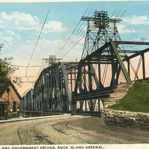 Carte postale Première vue du poste de garde et du pont du gouvernement, arsenal de Rock Island, Illinois.