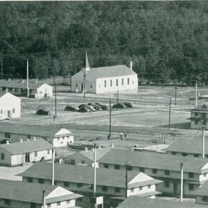 Cartão postal Vista inicial da capela cercada por quartéis em Fort Lee, VA. P5