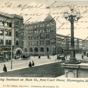 Carte postale Première vue de la rue Main, vers le sud-est depuis le palais de justice, Bloomington, Illinois.  A2