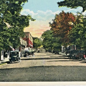Postkarte Frühe Ansicht der Main Street in Clifton Springs, NY. L3