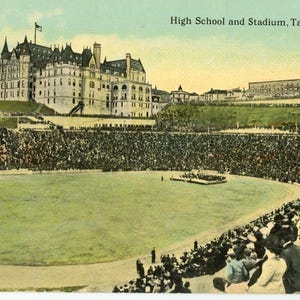 Cartão postal: vista inicial da escola secundária e do estádio em Tacoma, WA. aa6