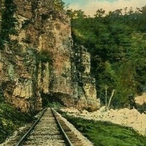Carte postale High Cliffs and Railroad Tracks à l’est de Bluefield, West Virginia R5