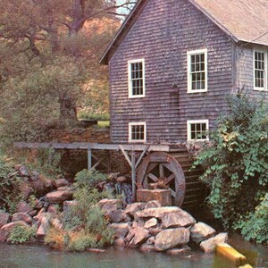 Postkarten-Ansicht der alten Mühle, die noch in East Bridester, Cape Cod, MA steht. L1