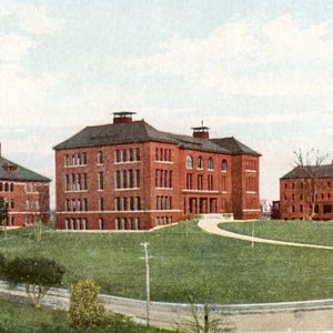 Cartão postal antigo com vista da Escola Normal Estadual em Fitchburg, MA.. L1