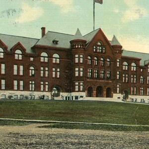 Cartão postal Vista inicial da Escola Normal Estadual em Oneonta, NY. Z6