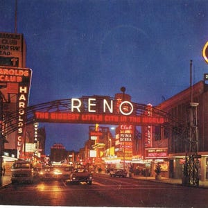 Vista de postal del famoso Arco de Reno y la calle Virginia, Reno, NV. aa6