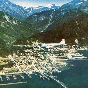Carte postale Première vue d'un avion Clipper atterrissant à Juneau. AK. Z9